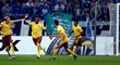 Kehinde Fatai se raduje se spoluhráči ze Sparty z vyrovnávacího gólu proti Schalke
