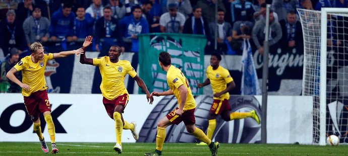 Kehinde Fatai se raduje se spoluhráči ze Sparty z vyrovnávacího gólu proti Schalke