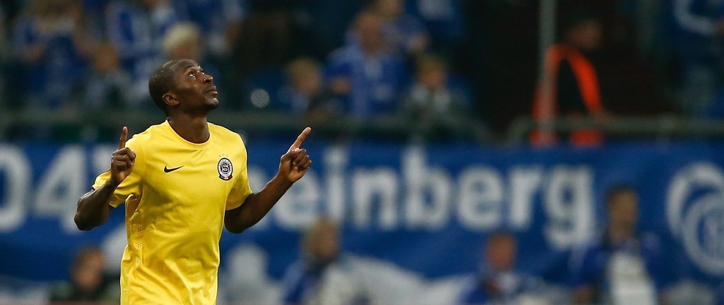 Kehinde Fatai slaví vyrovnávací gól do sítě Schalke