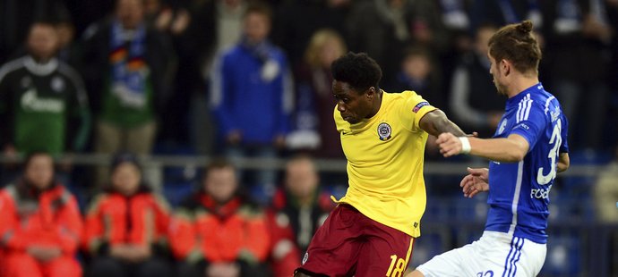Tiémoko Konaté se snaží ohrozit branku Schalke, brání ho Roman Neustädter