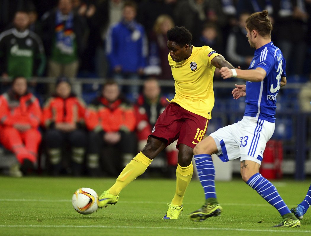 Tiémoko Konaté se snaží ohrozit branku Schalke, brání ho Roman Neustädter