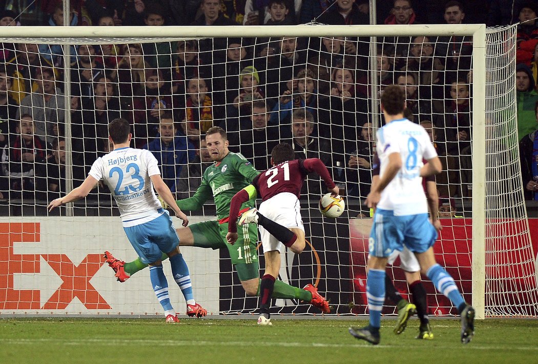 Moment, kdy Lafata překonal brankáře Schalke.