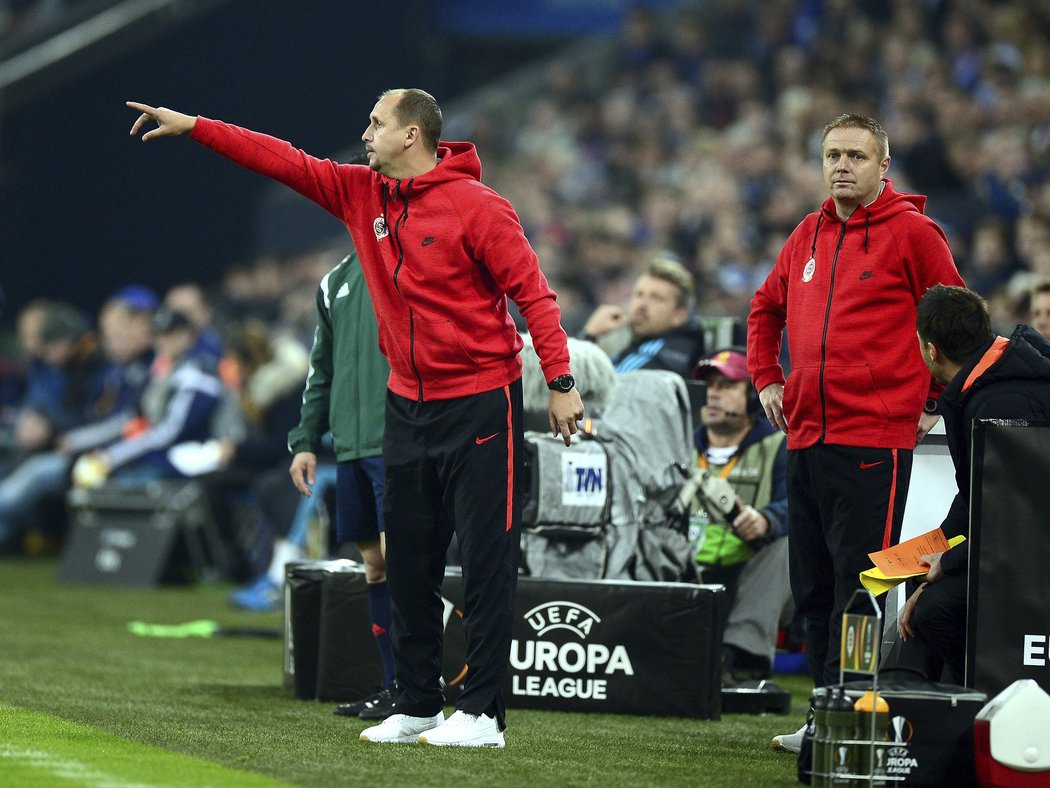 Zdeněk Svoboda, který na Schalke vedl Spartu jako hlavní kouč, udává pokyny svým svěřencům