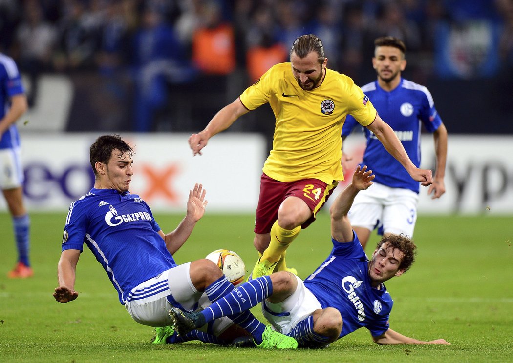 Sparťan Petr Jiráček se snaží probít přes dvojici hráčů Schalke Kaana Ayhana (vlevo) a Leona Goretzka