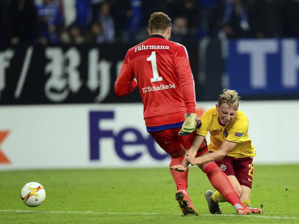 Bolestivý střet sparťana Ladislava Krejčího s brankářem Schalke Ralfem Fährmannem