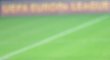 Václav Kadlec si hází s míčem na tréninku před zápasem Evropské ligy se Hapoelem Šmona