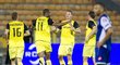 Fotbalisté Sparty se radují z vyrovnávací trefy Kweukeho v zápase Evropské ligy na půdě izraelské Šmony