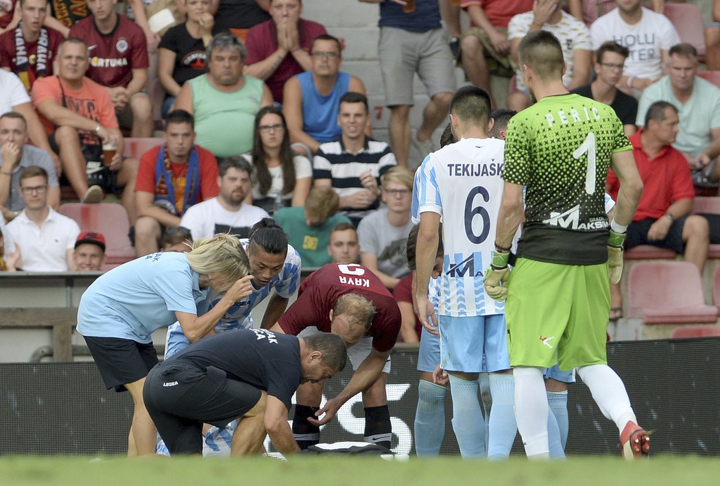 Nemanja Čalasan schytal v souboji ránu do hlavy, zůstal otřesen a musel střídat