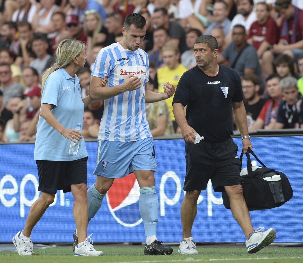 Nemanja Čalasan schytal v souboji ránu do hlavy, zůstal otřesen a musel střídat