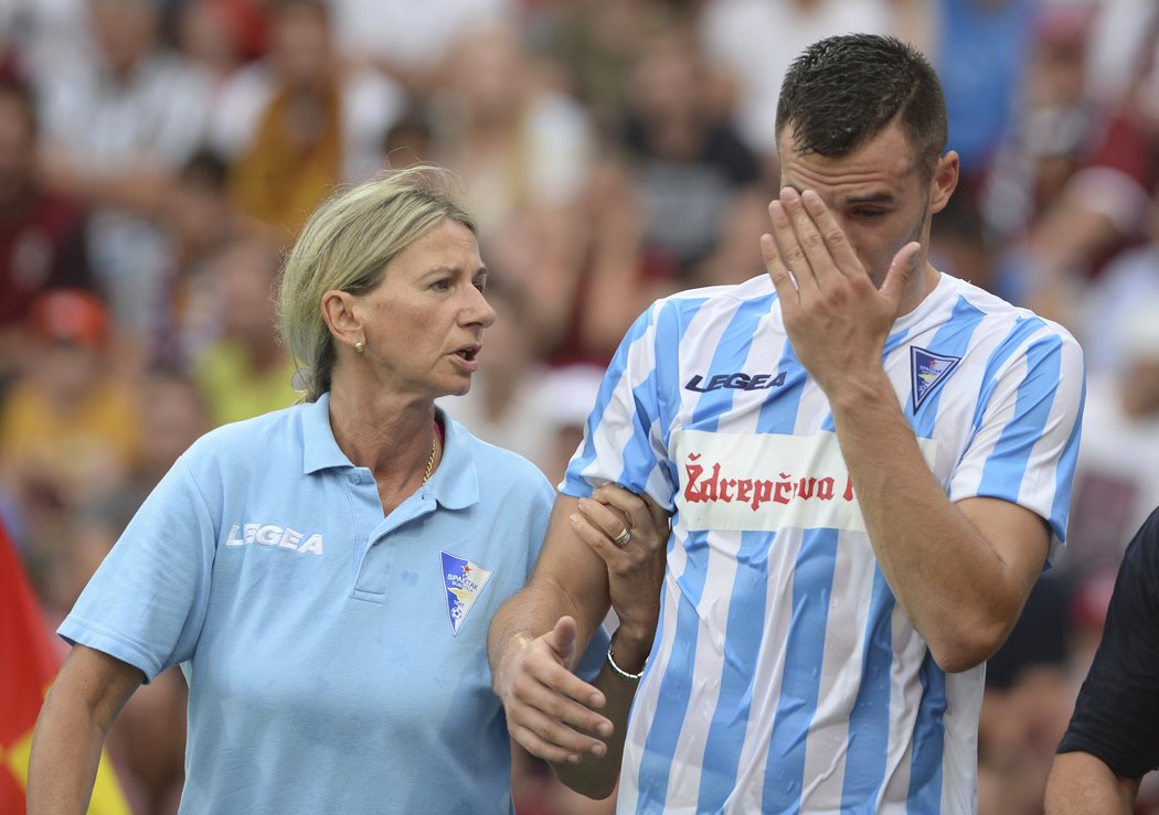 Nemanja Čalasan schytal v souboji ránu do hlavy, zůstal otřesen a musel střídat