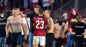 Jak dopadli „hrdinové“, co vtrhli na hřiště při zápase Sparta - Subotica?