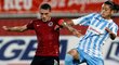 Nicolae Stanciu v souboji s Noboru Shimura během zápasu Subotica - Sparta v rámci 2. předkola EL