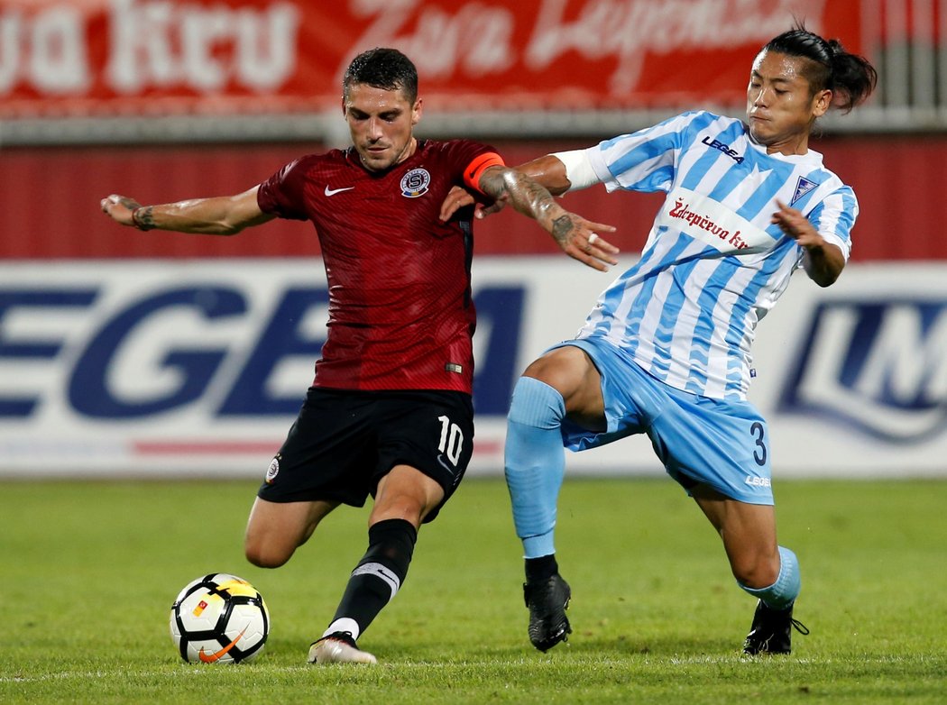 Nicolae Stanciu v souboji s Noboru Shimura během zápasu Subotica - Sparta v rámci 2. předkola EL