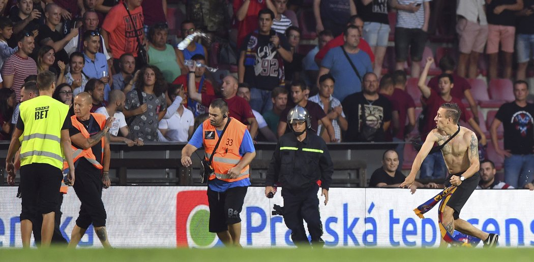 Fanoušci vtrhli na hřiště po inkasované brance