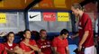 Tomáš Řepka s Liborem Sionkem znechuceně sledují Jiřího Jarošíka během zápasu Sparty proti rumunské Vasluii