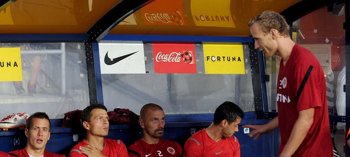 Tomáš Řepka s Liborem Sionkem znechuceně sledují Jiřího Jarošíka během zápasu Sparty proti rumunské Vasluii