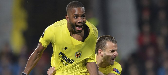 Cédric Bakambu oslavuje s Roberto Soldadem gól proti Spartě