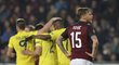 Sparťanský stoper Radoslav Kováč sleduje, jak hráči Villarrealu slaví branku