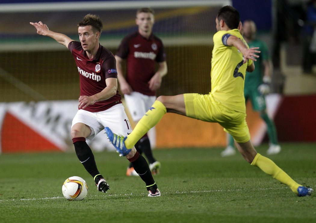 Lukáš Mareček vyváží balon v utkání s Villarrealem, sparťanského záložníka brání Mario Gaspar