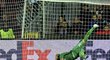 Sparťanský gólman David Bičík se marně natahuje za střelou Bruna Soriana z Villarrealu