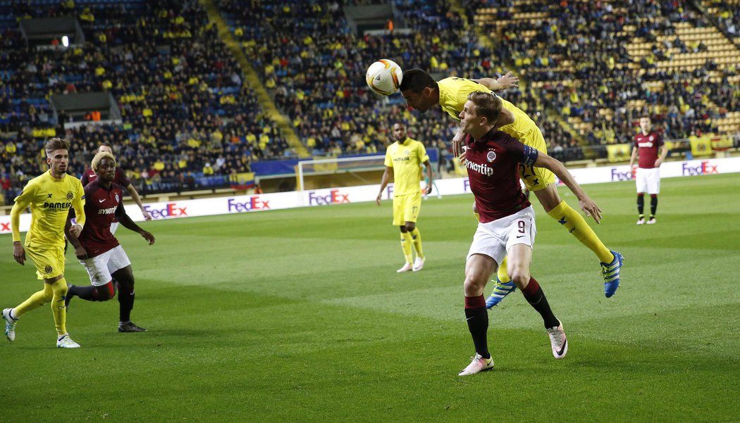 Záložník Villarrealu Bruno Soriano hlavičkuje přes sparťanského kapitána Bořka Dočkala