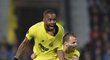 Cédric Bakambu oslavuje s Roberto Soldadem gól proti Spartě