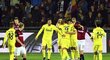 Fotbalisté Villarrealu oslavují gól do sítě Sparty
