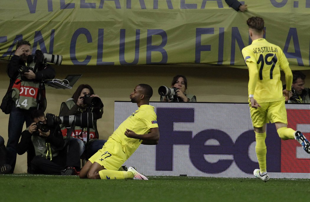 Útočník Villarrealu Cedric Bakambu slaví branku do sítě Sparty