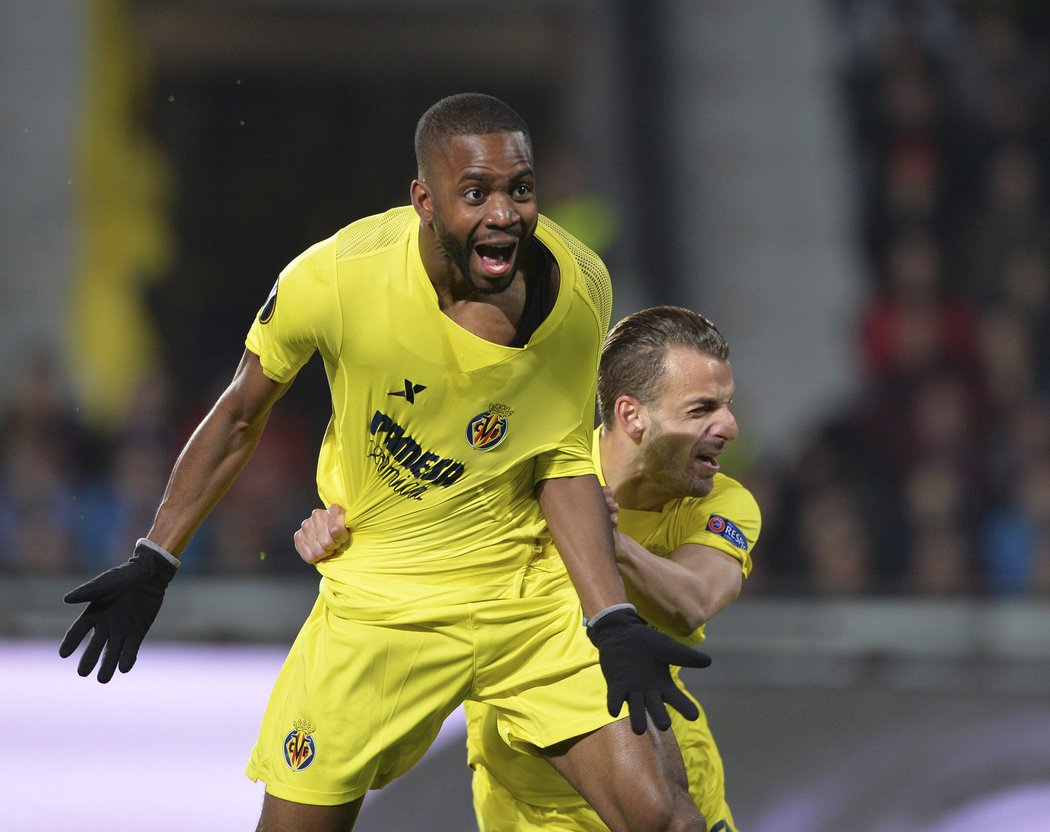 Cédric Bakambu oslavuje s Roberto Soldadem gól proti Spartě