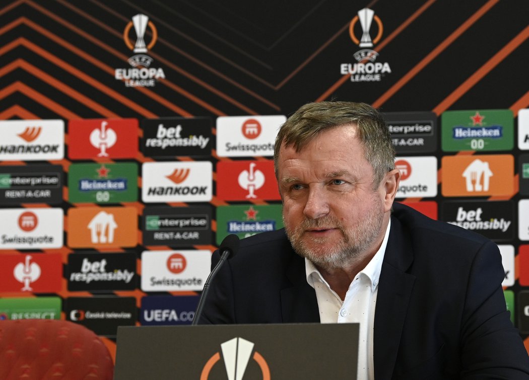 Pavel Vrba na tiskové konferenci před Lyonem