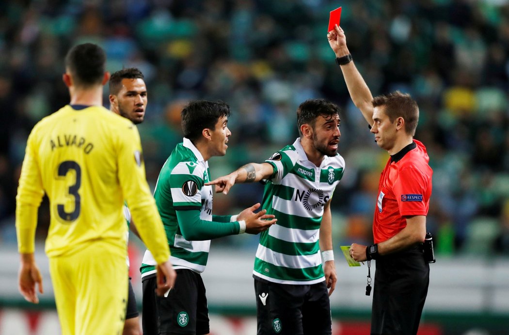 Marcos Acuna ze Sportingu Lisabon viděl v zápase play off Evropské ligy proti Villarrealu červenou kartu