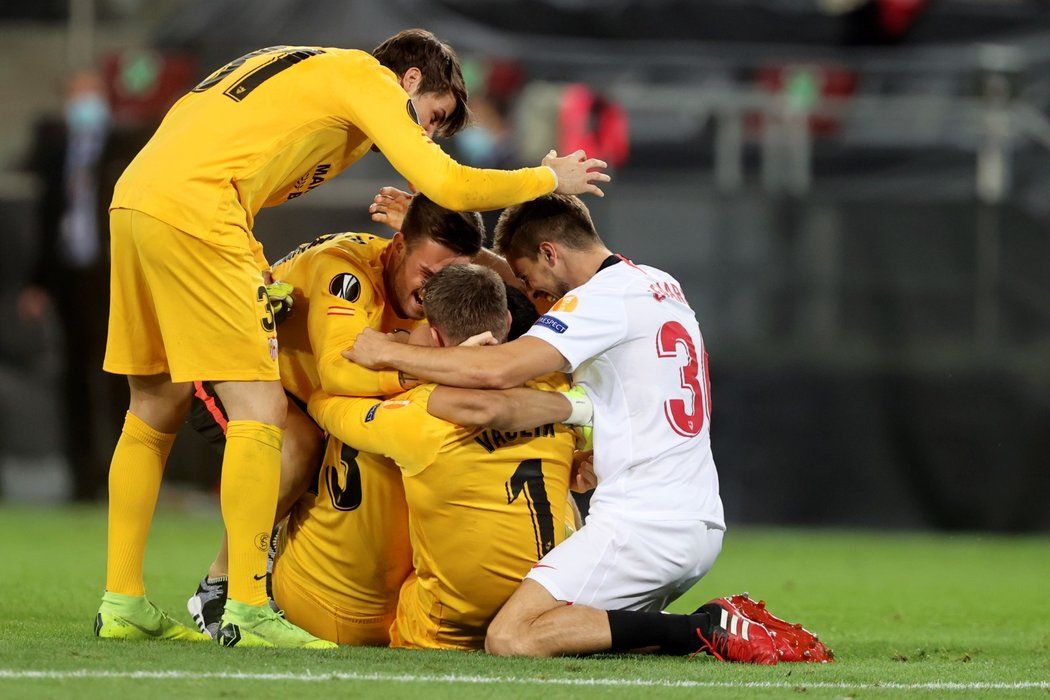 Tomáš Vaclík (uprostřed) oslavuje společně se svými gólmanskými kolegy triumf v Evropské lize