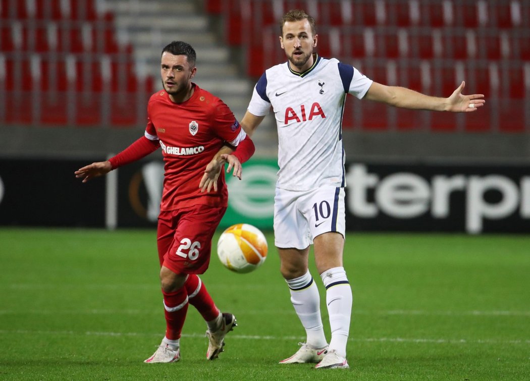 Kapitán Tottenhamu Harry Kane v utkání Evropské ligy proti Antverpám