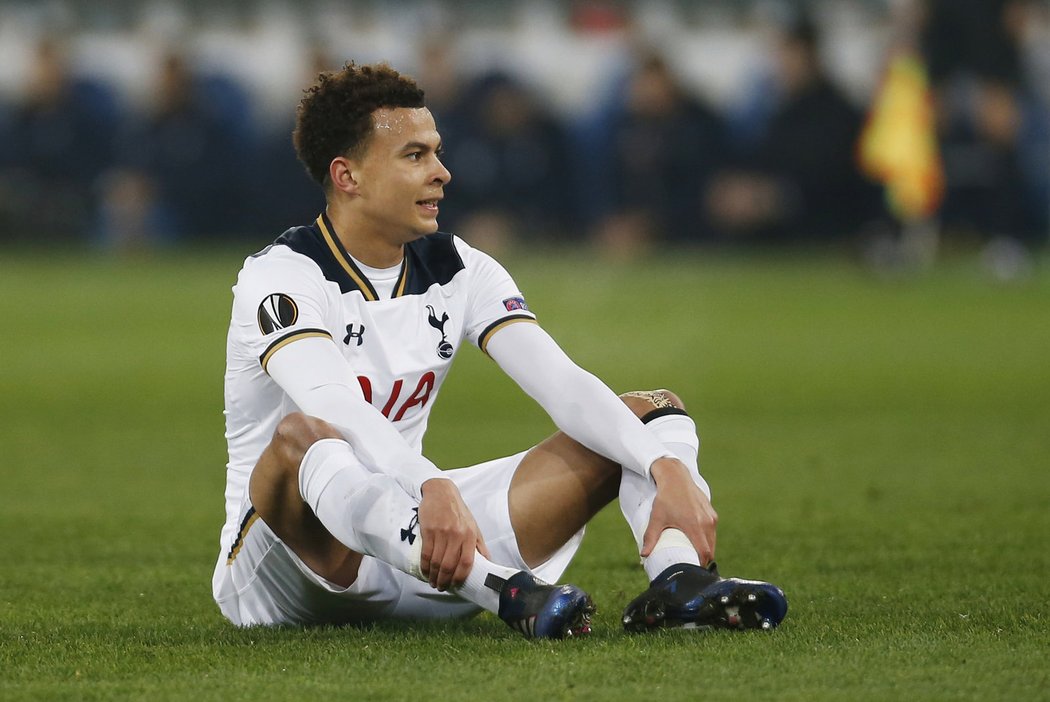 Zklamaný záložník Tottenhamu Dele Alli po nezvládnutém zápase s Gentem