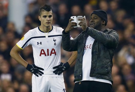 Selfie. Výtržník si pořizuje fotografii se záložníkem Tottenhamu Erikem Lamelou