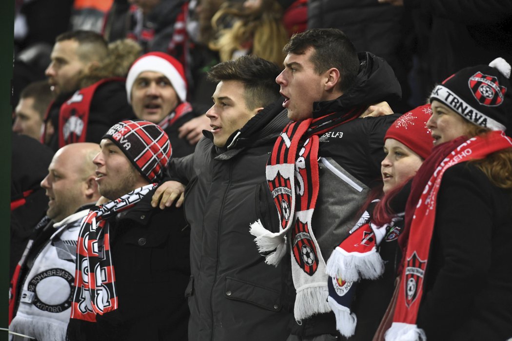 Fanoušci Trnavy během zápasu Evropské ligy proti Fenerbahce