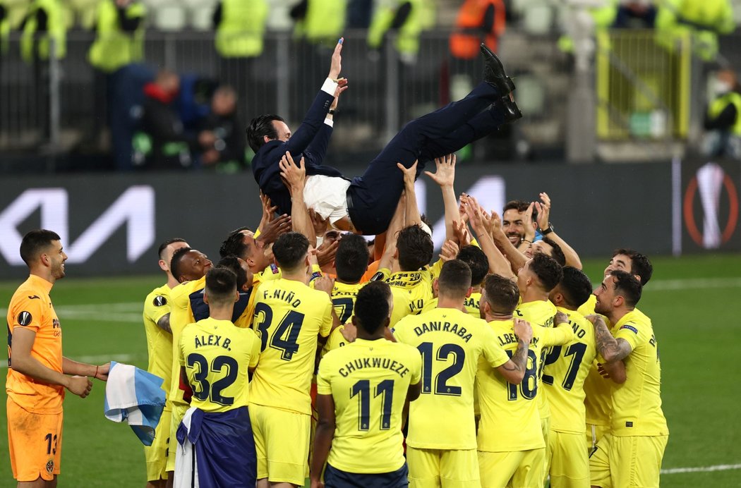 Fotbalisté Villarrealu oslavují kouče Unaie Emeryho