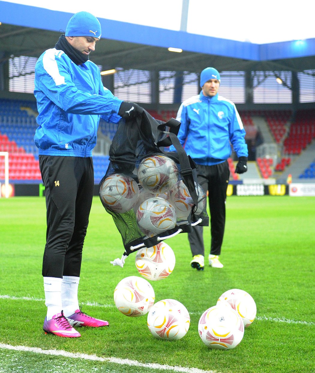 Radim Řezník vysypává míče před středečním tréninkem Viktorie Plzeň