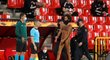 Čtvrtfinále Evropské ligy mezi Granadou a Manchesterem United přerušil nahý vousatý muž, který vběhl na trávník