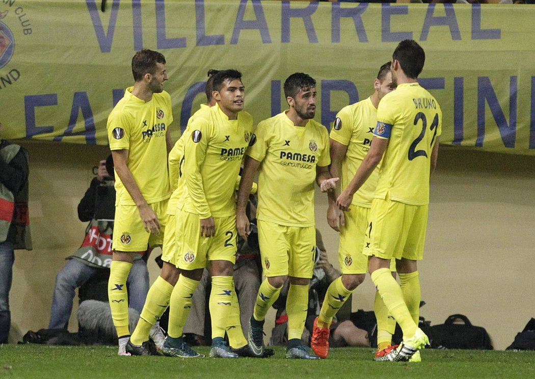 Hráči Villarrealu slaví branku do sítě Viktorie Plzeň