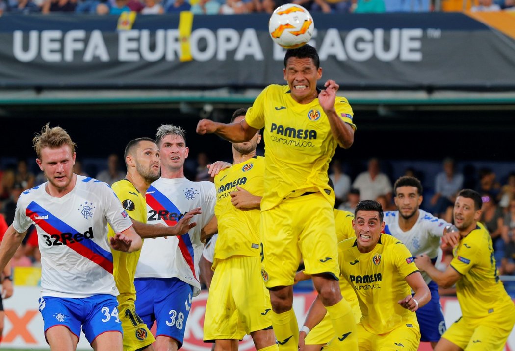 Carlos Bacca hlavičkuje míč v souboji Villarrealu s Rangers