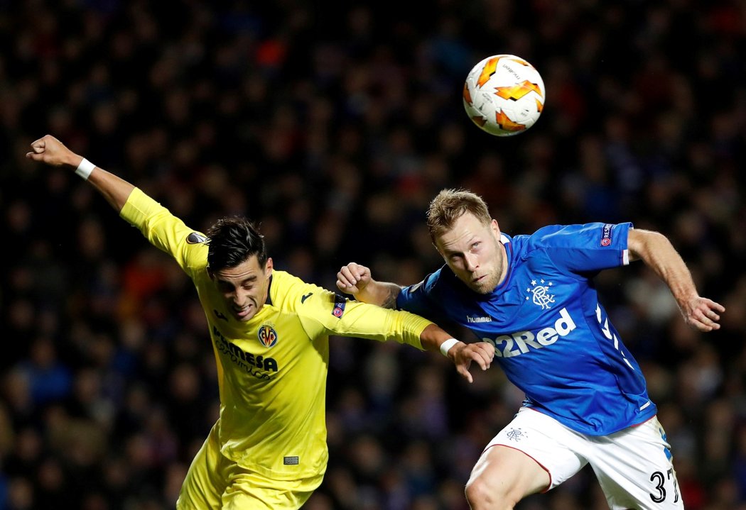 Souboj Ramira Funese Moriho z Villarrealu (vlevo) se záložníkem Rangers Scottem Arfieldem