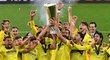 Fotbalisté Villarrealu slaví s trofejí pro vítěze Evropské ligy