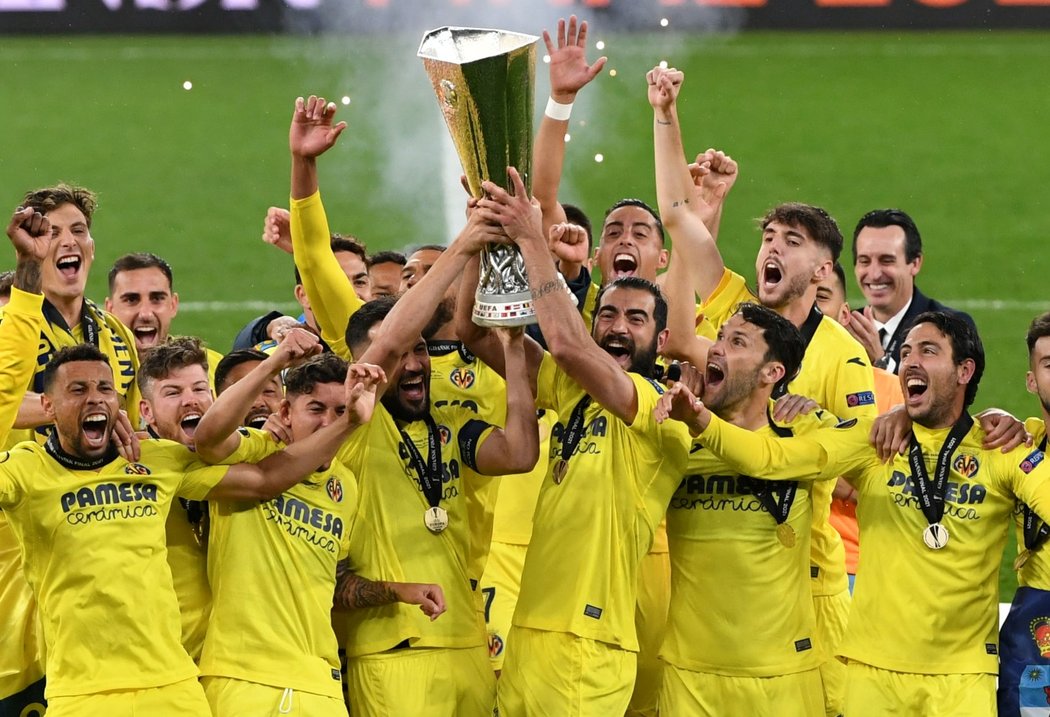 Fotbalisté Villarrealu slaví s trofejí pro vítěze Evropské ligy