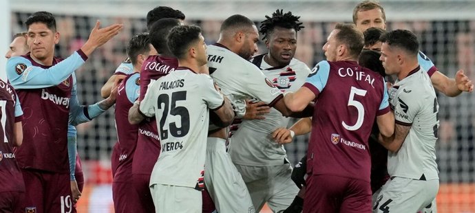 EL ONLINE: West Ham - Leverkusen 1:0, Schick už dohrál. Liverpool vede