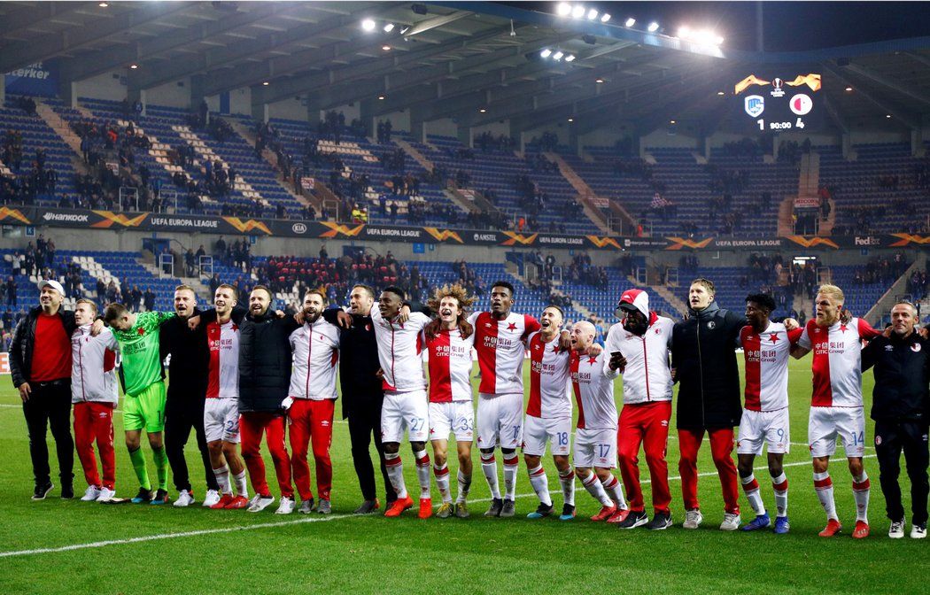Fotbalisté Slavie děkují fanouškům po postupu přes belgický Genk