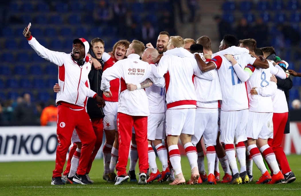 Fotbalisté Slavie během oslav postupu v Evropské lize přes belgický Genk