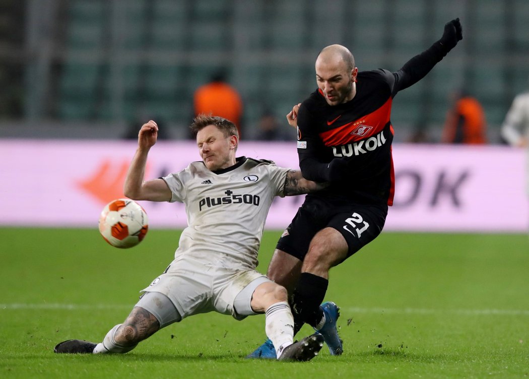 Souboj o míč v utkání Evropské ligy mezi Spartakem Moskva a Legií Varšava