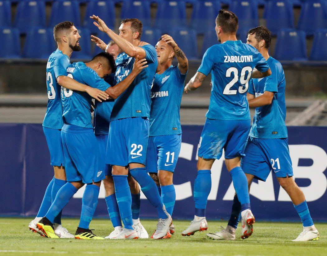 Fotbalisté Zenitu Petrohrad slaví střelený gól proti Minsku při výhře 8:1