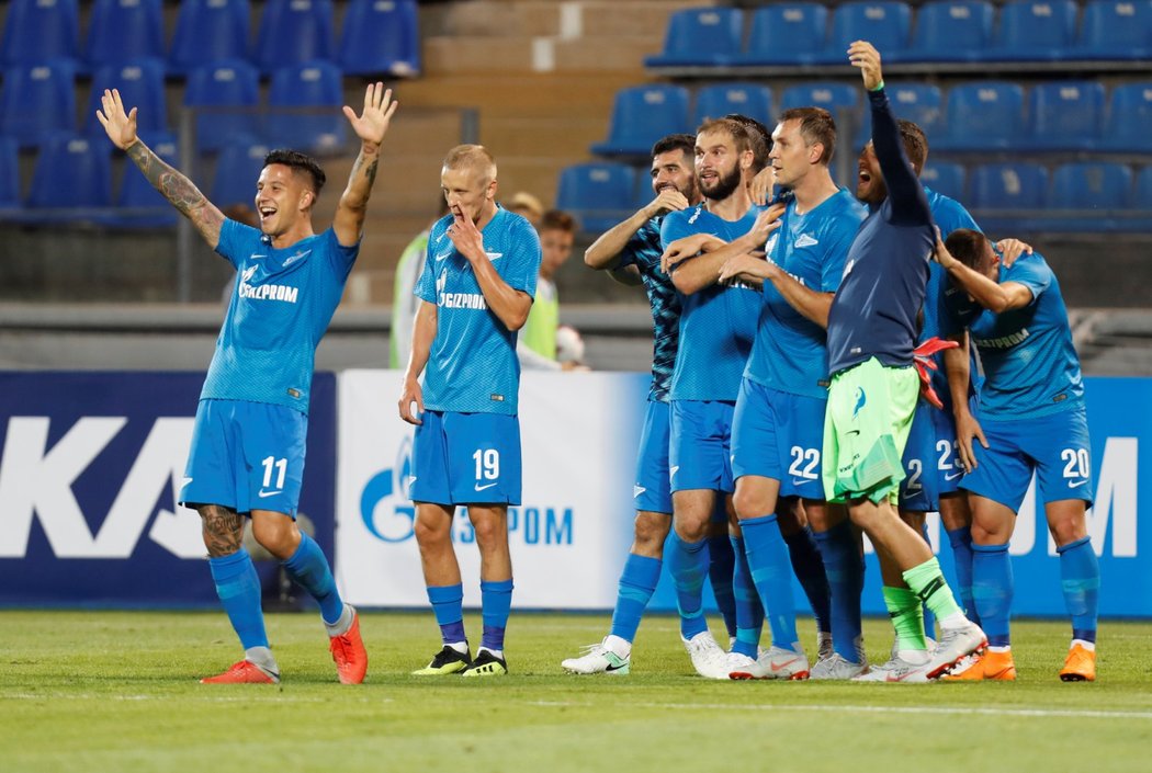 Fotbalisté Zenitu Petrohrad slaví střelený gól proti Minsku při výhře 8:1